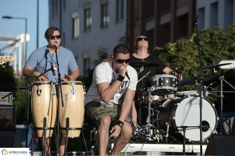 Színpadon a Folkfusion Band