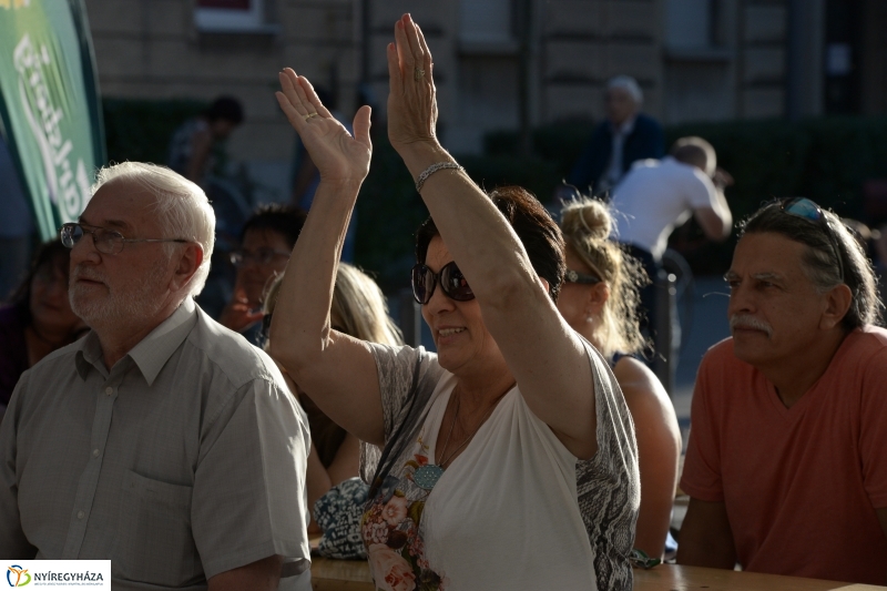 Színpadon a Folkfusion Band