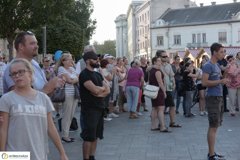 Színpadon a Folkfusion Band