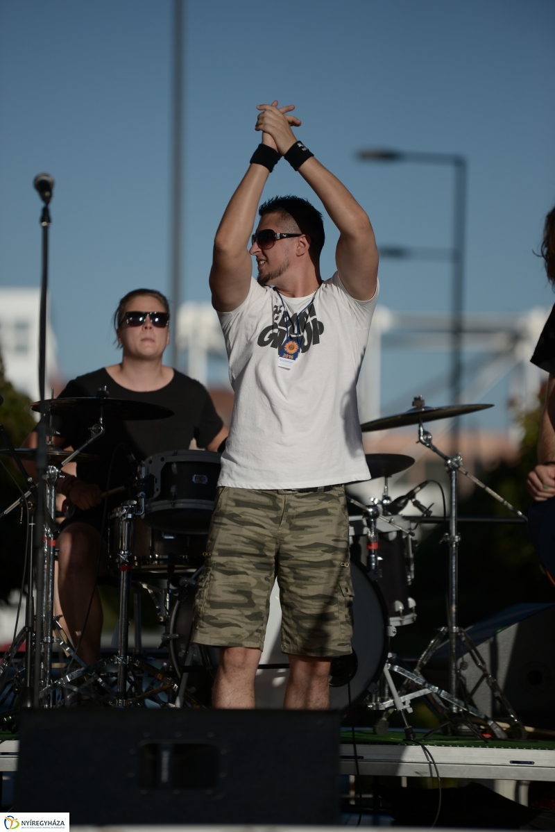 Színpadon a Folkfusion Band