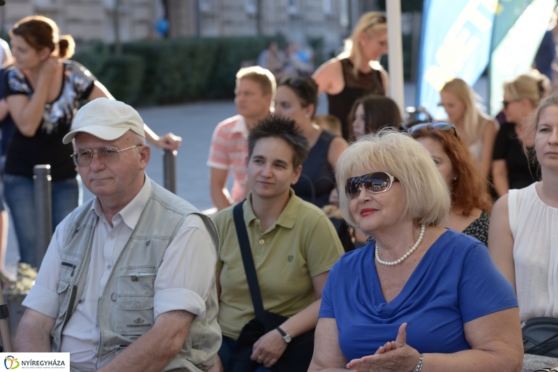 Színpadon a Folkfusion Band