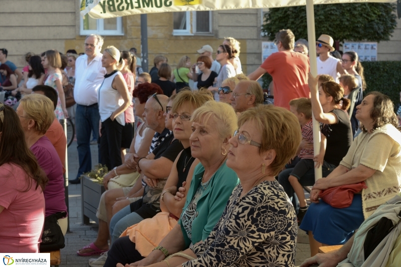 Színpadon a Folkfusion Band