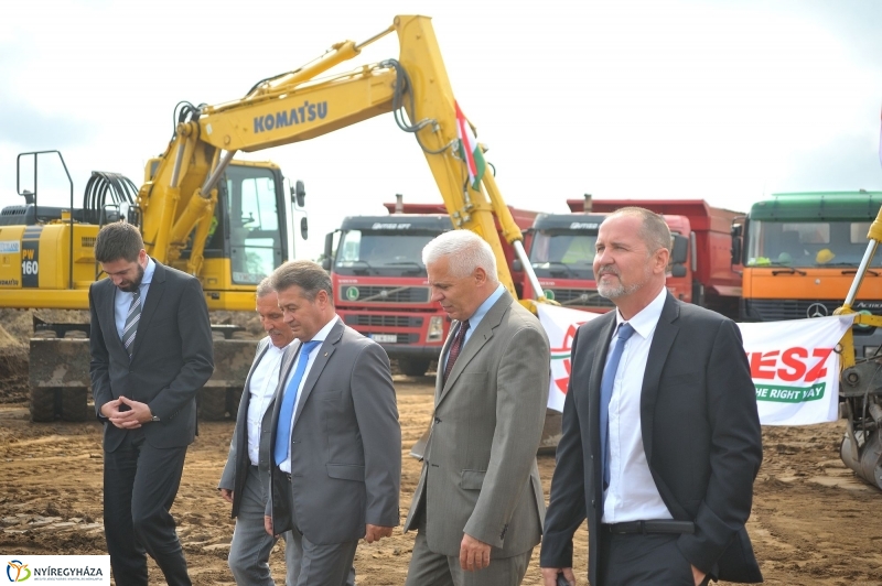 Logisztikai raktár alapkőletétele - fotó: Szarka Lajos