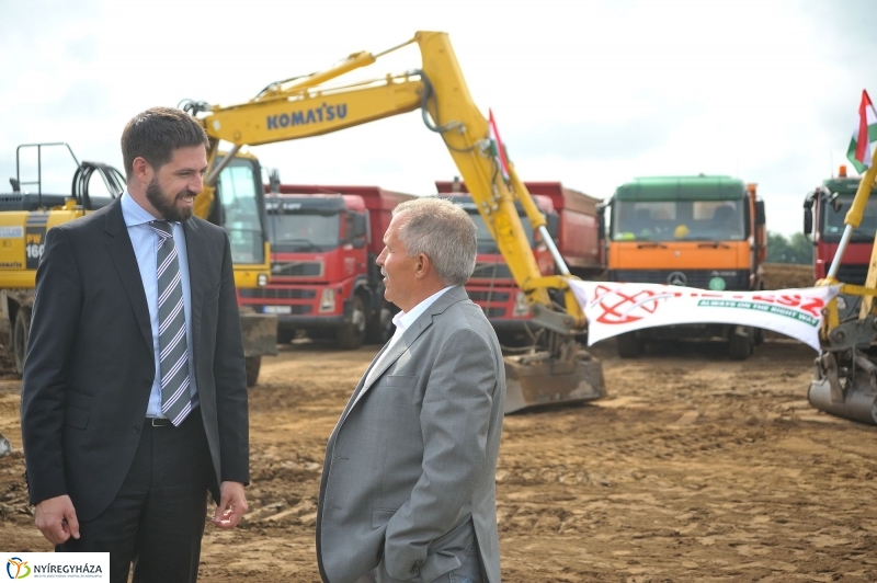 Logisztikai raktár alapkőletétele - fotó: Szarka Lajos