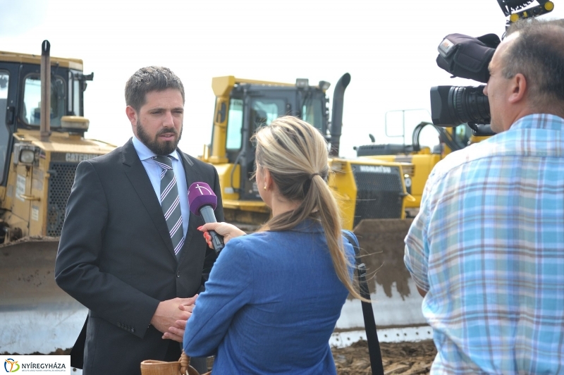 Logisztikai raktár alapkőletétele - fotó: Szarka Lajos
