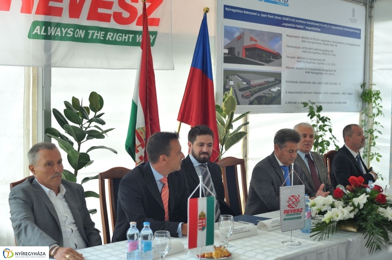 Logisztikai raktár alapkőletétele - fotó: Szarka Lajos