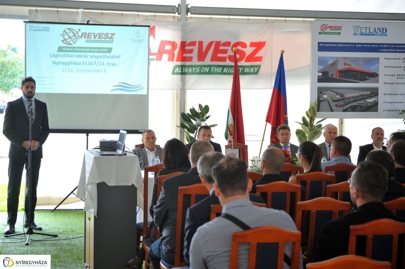 Logisztikai raktár alapkőletétele - fotó: Szarka Lajos