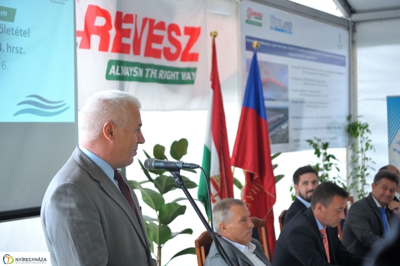 Logisztikai raktár alapkőletétele - fotó: Szarka Lajos