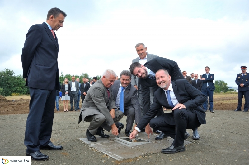 Logisztikai raktár alapkőletétele - fotó: Szarka Lajos