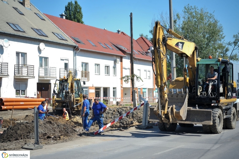 Elkezdődött a beruházás a Szegfű utcán VI - fotó Szarka Lajos