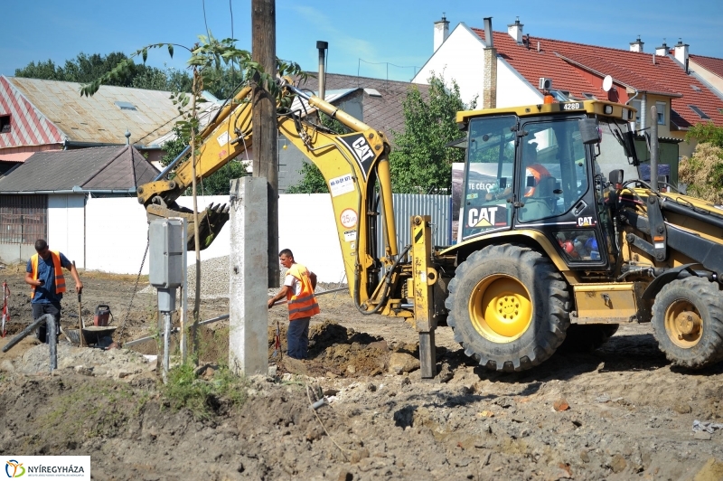 Elkezdődött a beruházás a Szegfű utcán VI - fotó Szarka Lajos