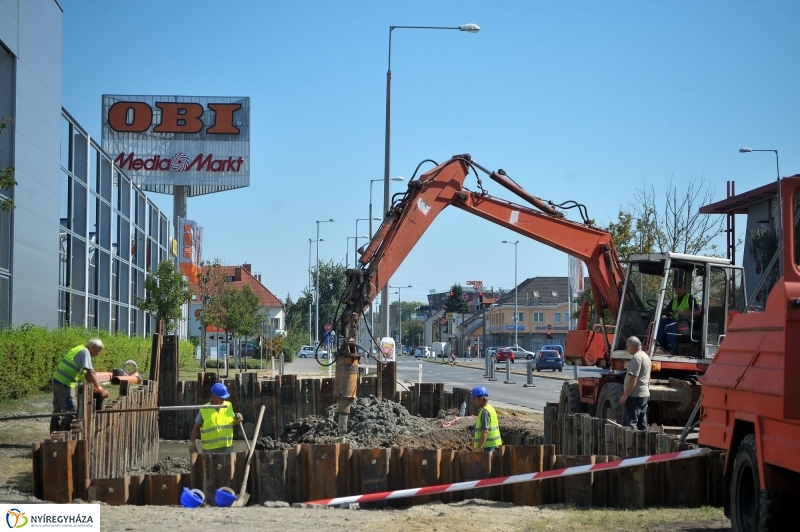 Elkezdődött a beruházás a Szegfű utcán VI - fotó Szarka Lajos
