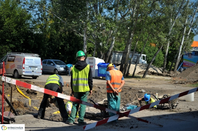 Elkezdődött a beruházás a Szegfű utcán VI - fotó Szarka Lajos