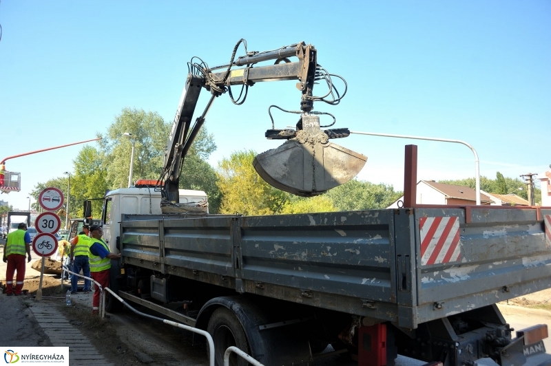 Elkezdődött a beruházás a Szegfű utcán VI - fotó Szarka Lajos