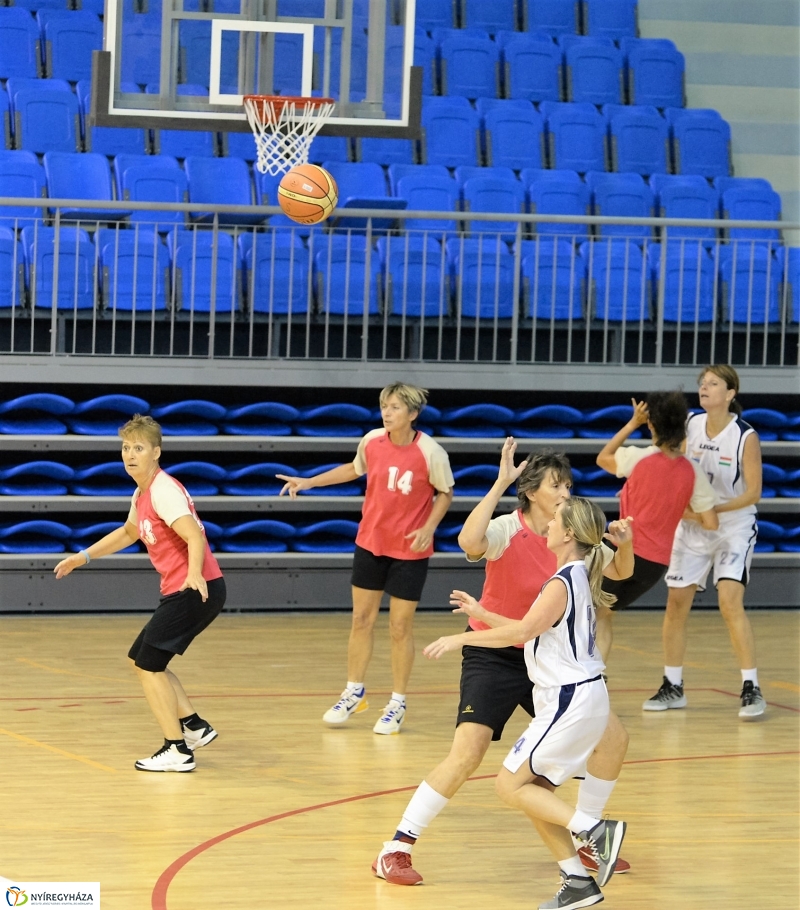 Öreg fiúk kosárlabdatorna a Continentál Arénában