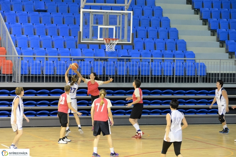 Öreg fiúk kosárlabdatorna a Continentál Arénában