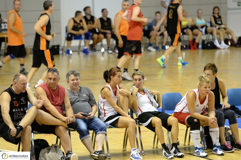 Öreg fiúk kosárlabdatorna a Continentál Arénában