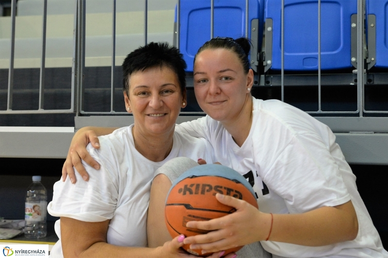 Öreg fiúk kosárlabdatorna a Continentál Arénában