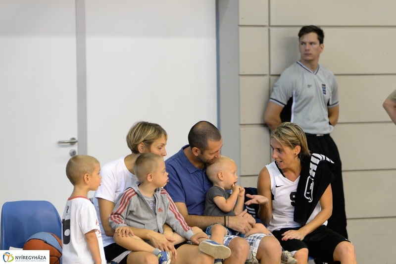 Öreg fiúk kosárlabdatorna a Continentál Arénában