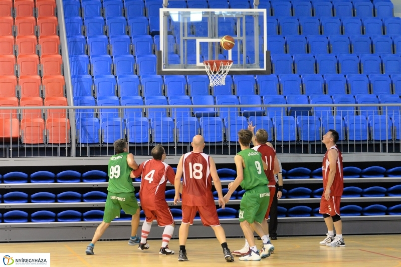 Öreg fiúk kosárlabdatorna a Continentál Arénában