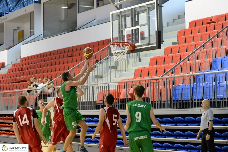 Öreg fiúk kosárlabdatorna a Continentál Arénában