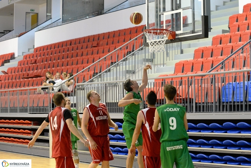 Öreg fiúk kosárlabdatorna a Continentál Arénában