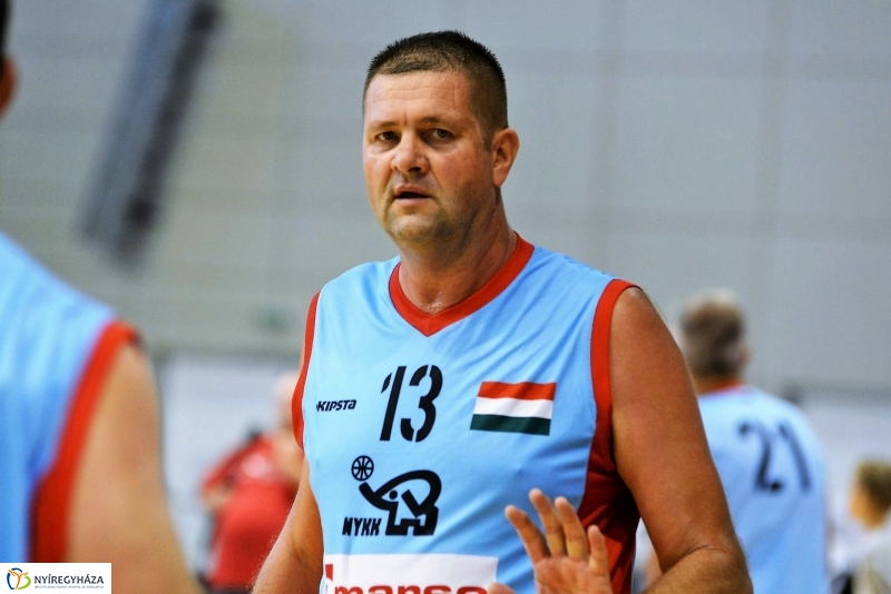 Öreg fiúk kosárlabdatorna a Continentál Arénában