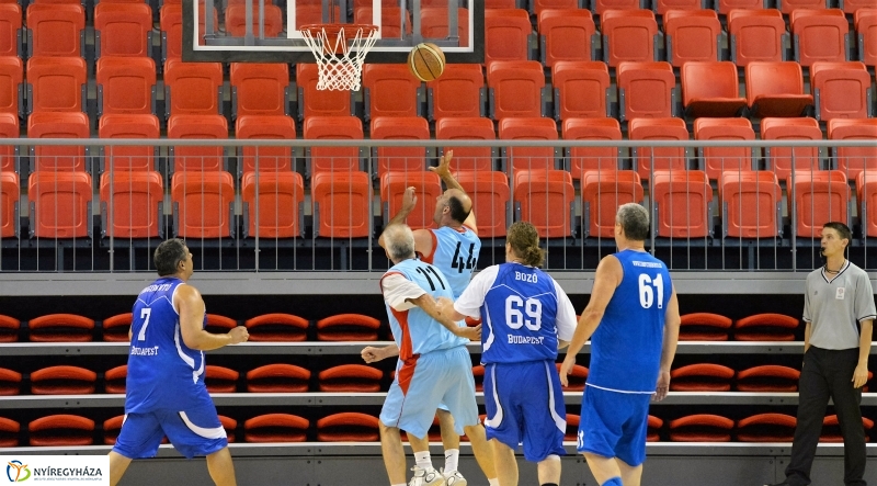 Öreg fiúk kosárlabdatorna a Continentál Arénában