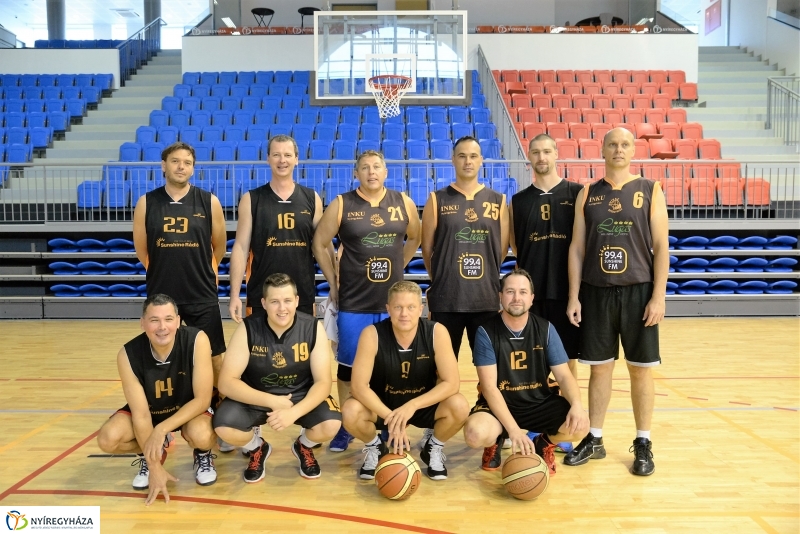 Öreg fiúk kosárlabdatorna a Continentál Arénában