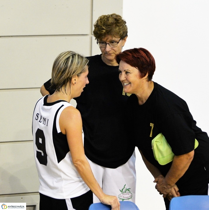 Öreg fiúk kosárlabdatorna a Continentál Arénában