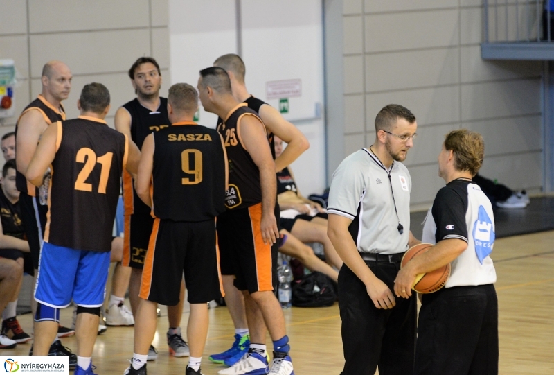 Öreg fiúk kosárlabdatorna a Continentál Arénában