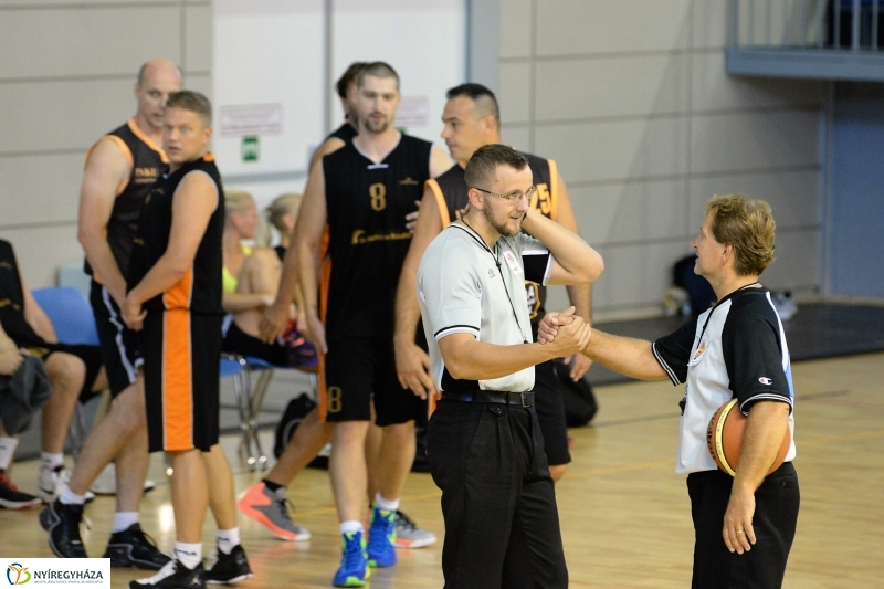 Öreg fiúk kosárlabdatorna a Continentál Arénában