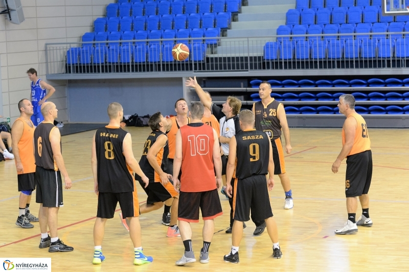 Öreg fiúk kosárlabdatorna a Continentál Arénában