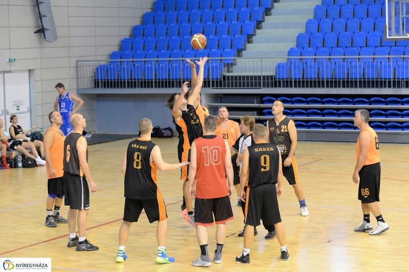 Öreg fiúk kosárlabdatorna a Continentál Arénában