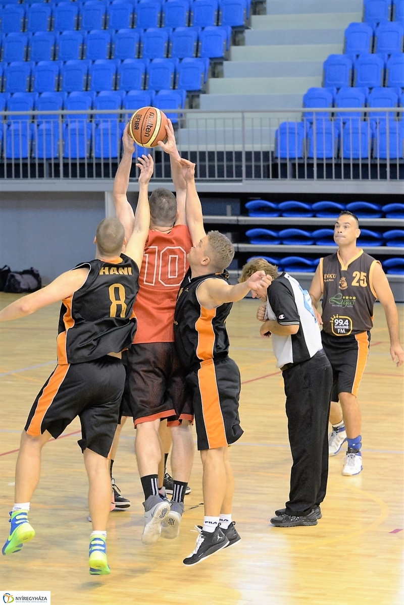 Öreg fiúk kosárlabdatorna a Continentál Arénában