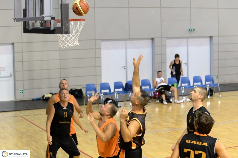 Öreg fiúk kosárlabdatorna a Continentál Arénában