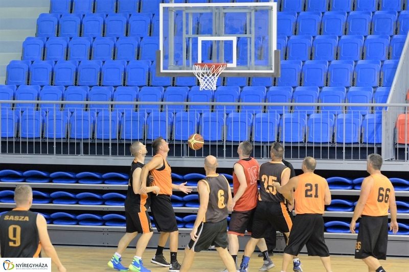 Öreg fiúk kosárlabdatorna a Continentál Arénában