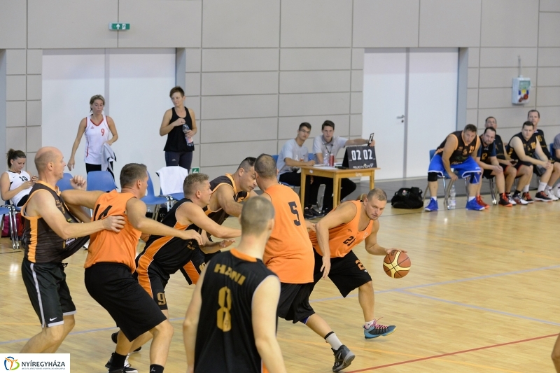 Öreg fiúk kosárlabdatorna a Continentál Arénában