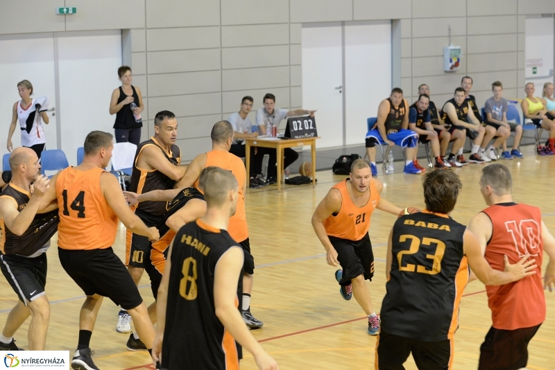 Öreg fiúk kosárlabdatorna a Continentál Arénában