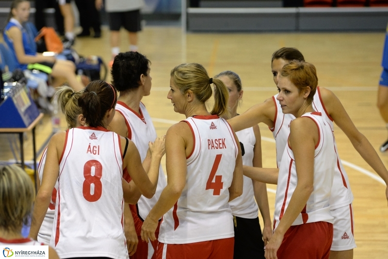 Öreg fiúk kosárlabdatorna a Continentál Arénában