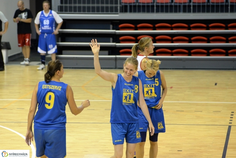 Öreg fiúk kosárlabdatorna a Continentál Arénában