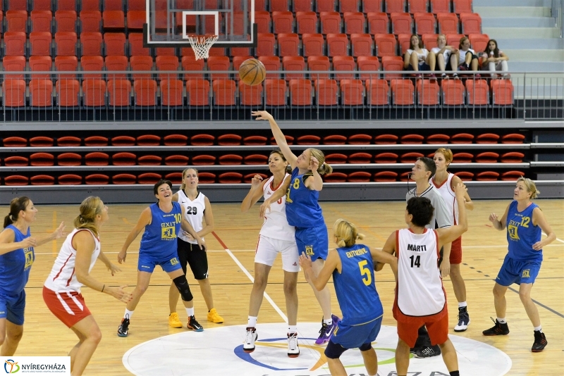 Öreg fiúk kosárlabdatorna a Continentál Arénában