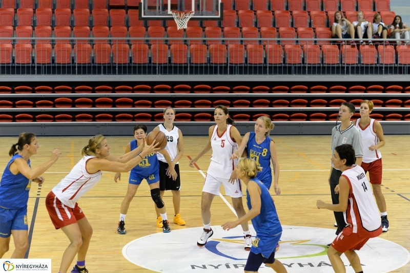 Öreg fiúk kosárlabdatorna a Continentál Arénában