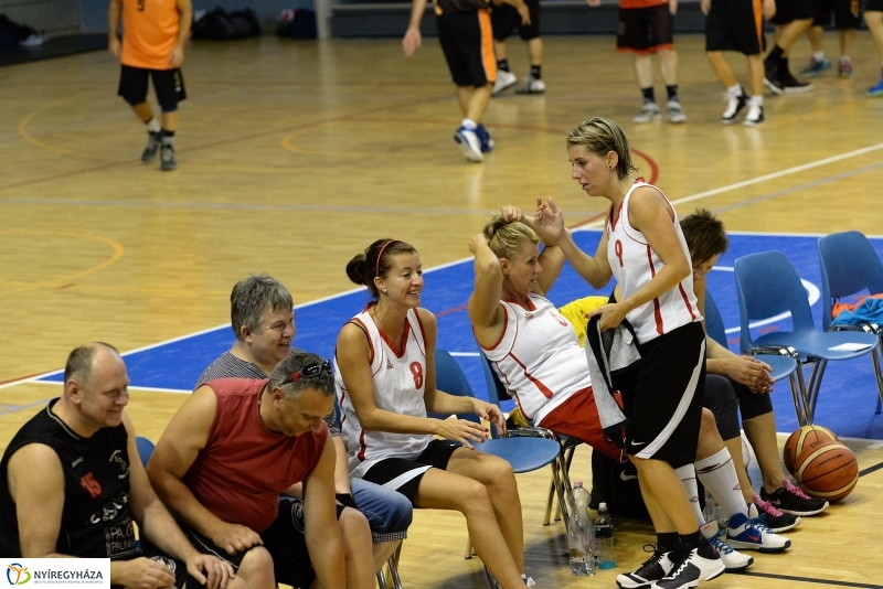Öreg fiúk kosárlabdatorna a Continentál Arénában