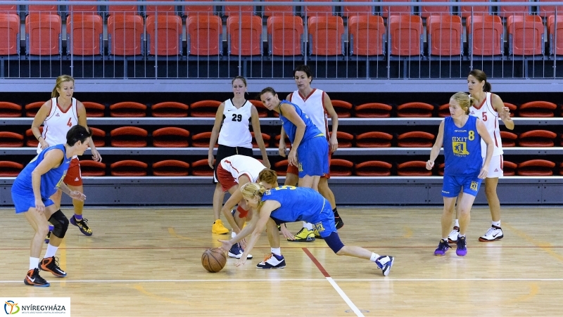 Öreg fiúk kosárlabdatorna a Continentál Arénában