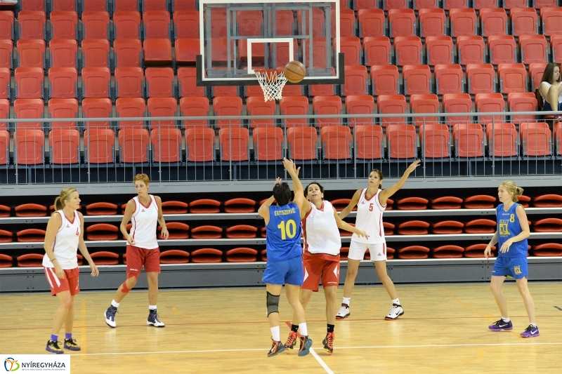 Öreg fiúk kosárlabdatorna a Continentál Arénában