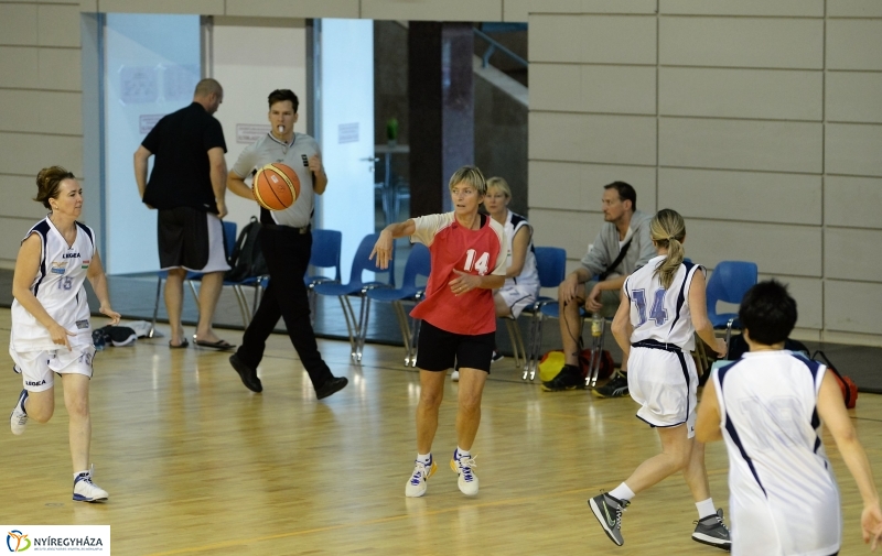 Öreg fiúk kosárlabdatorna a Continentál Arénában