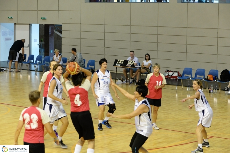 Öreg fiúk kosárlabdatorna a Continentál Arénában