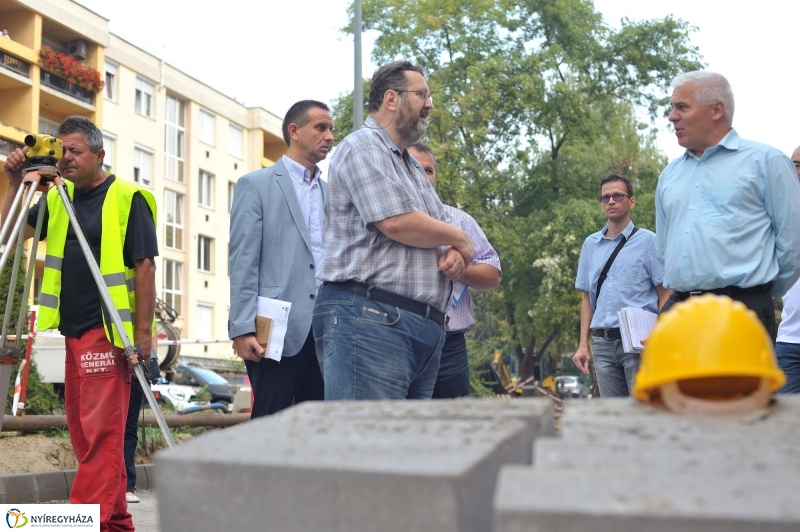 Helyszíni bejárás a Szántó Kovács János utcán - fotó Szarka Lajos