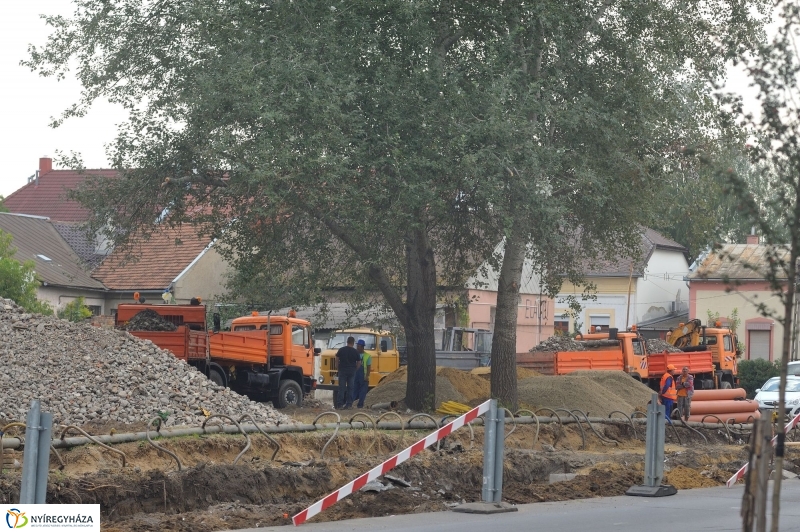 Elkezdődött a beruházás a Szegfű utcán VII - fotó Szarka Lajos